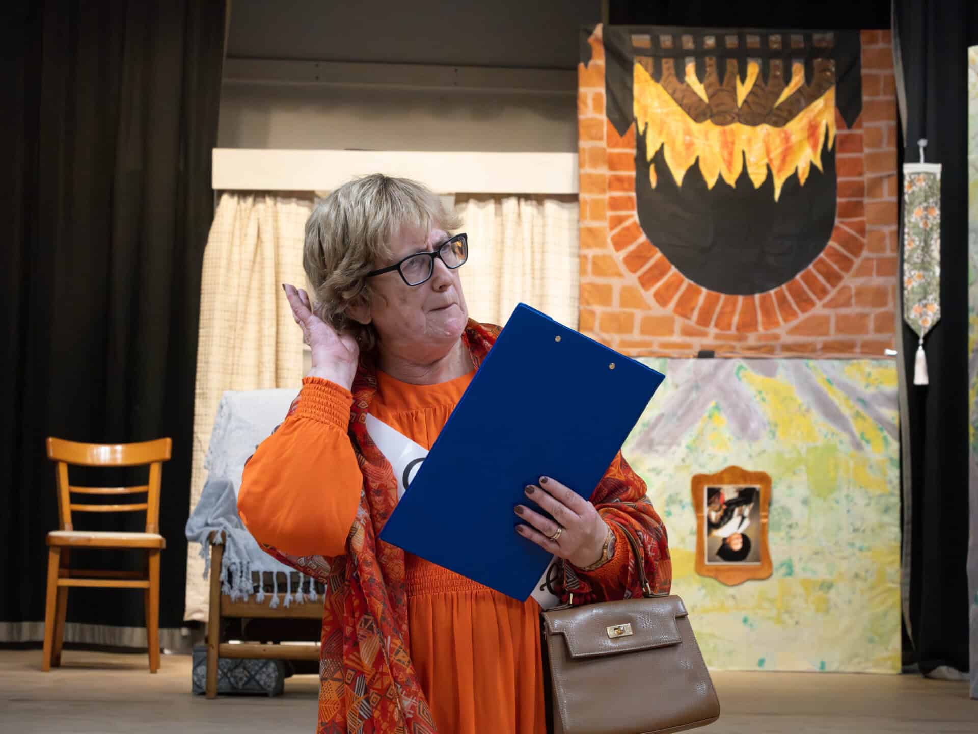Cast member in a show